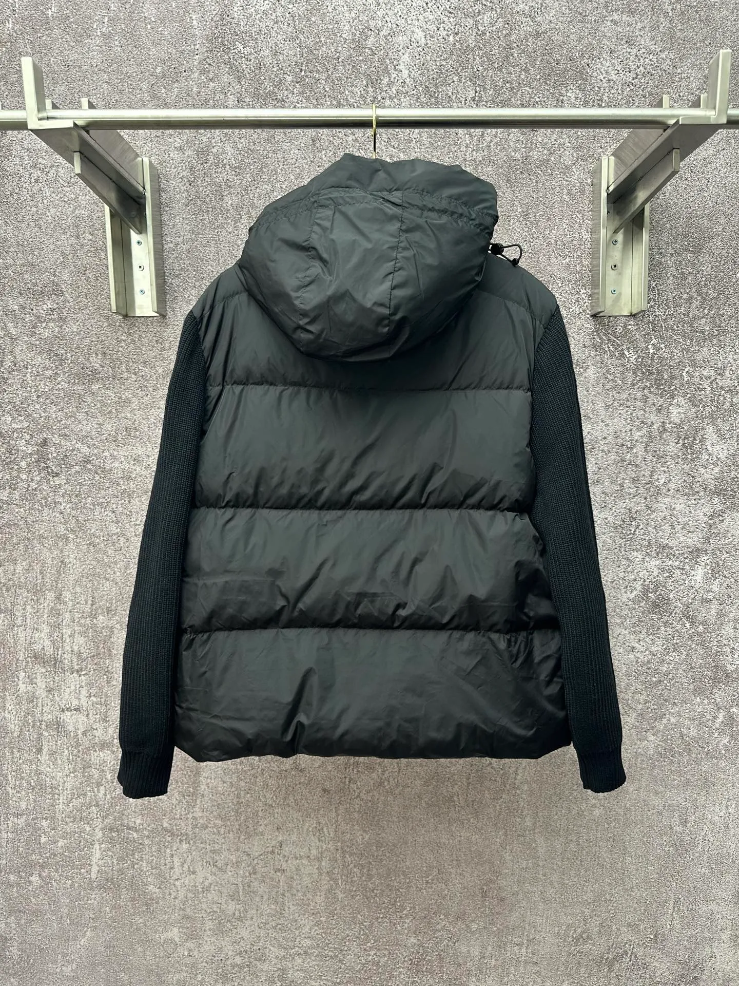 P930 Canada Goose Armband Hooded Down Jacket Fabric selection: The use of high-quality protective nylon fabric not only enhances the wear resistance of the surface, but also takes into account wind resistance, ensuring excellent performance in various harsh weather conditions.  90 national standard high-quality white duck down: selected high-loft down, weighing 170g, light and warm, with excellent temperature locking performance and good resilience.  Three-dimensional quilting process: Precision thread reinforcement to prevent velvet drilling and ensure that the fluffy and resilient elasticity lasts as new.  7-needle medium-thick knitted structure: Use thicker yarns to knit woolen fabrics with obvious thickness and weight. The texture is clearly visible and has a rough, retro texture. It has a good skeleton feel, is relatively stiff, and can maintain the silhouette of clothing for a long time. It also provides more layers of still air to lock in heat.  There is a brand exclusive LOGO on the woolen sleeve arms. It is dark and not obvious in the photo.  Accessories: One-to-one customized logo, one-to-one customized zipper pendant, one-to-one customized snap button SIZE: S M L XL